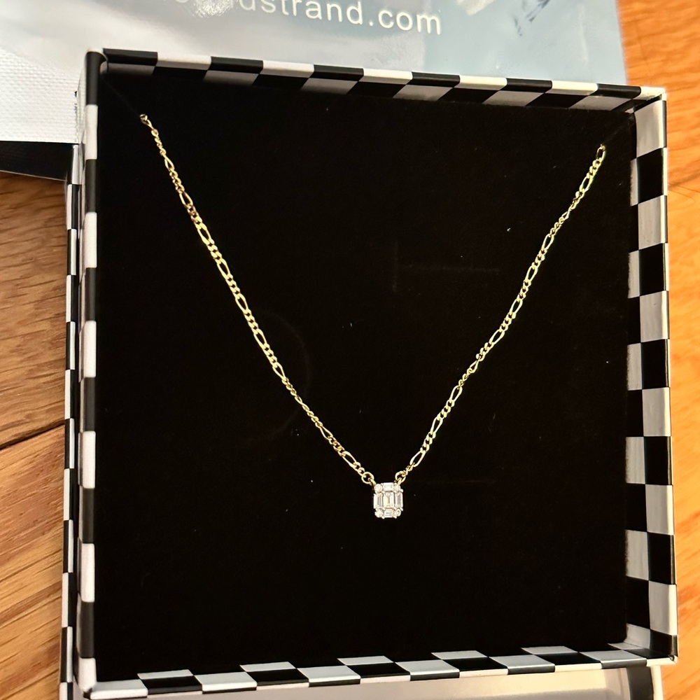 Gold Necklace with Diamond Pendant